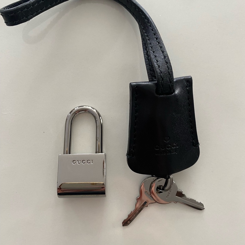 Gucci Black Leather Key Fob with Silver-Tone Padlock and Keys